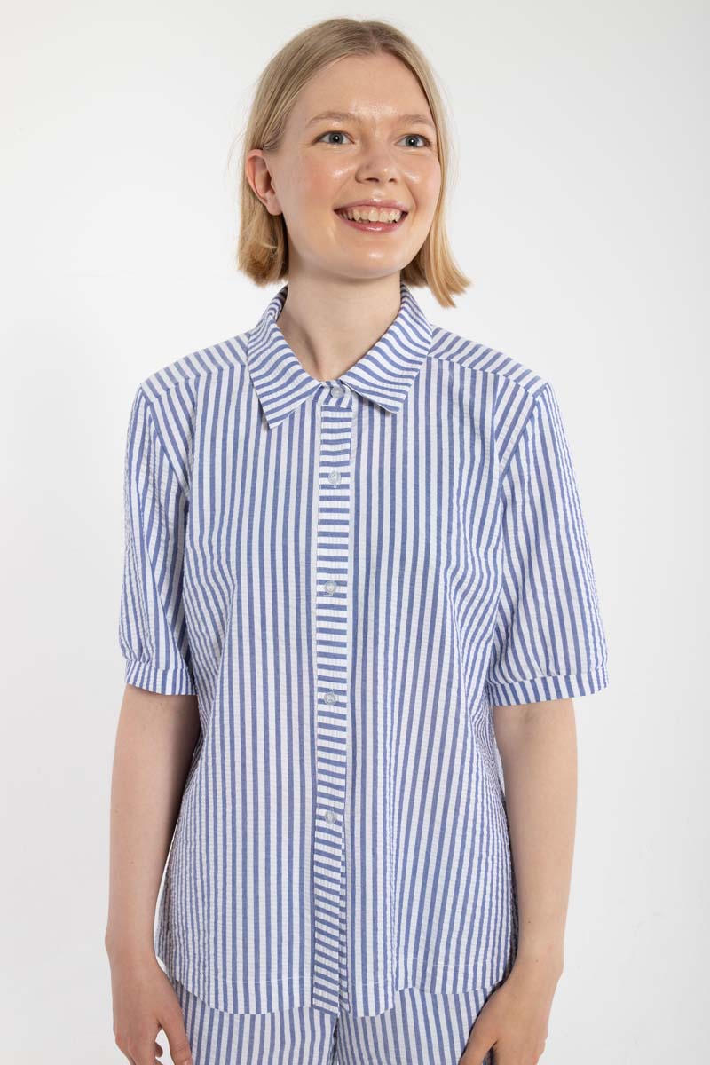 Fin bæk og bølge skjorte med striber i blå og hvid til kvinder