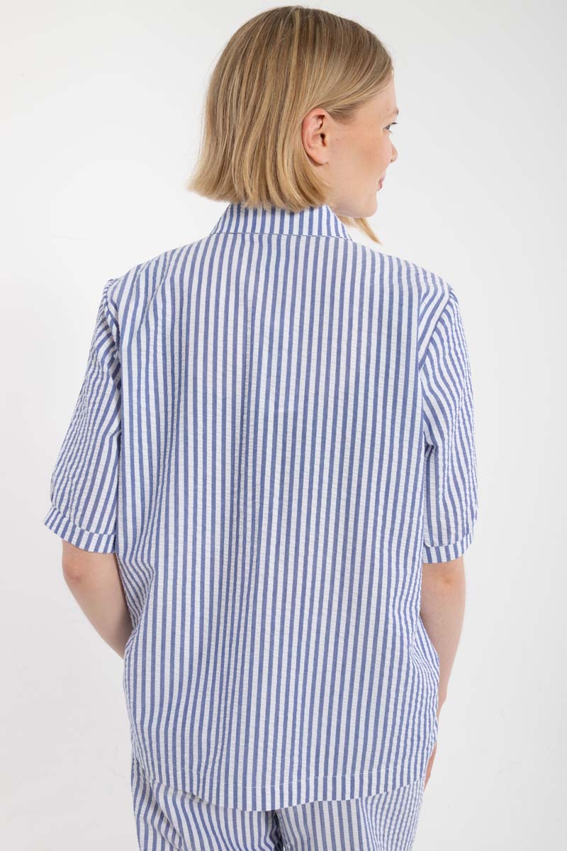 Fin bæk og bølge skjorte med striber i blå og hvid til kvinder