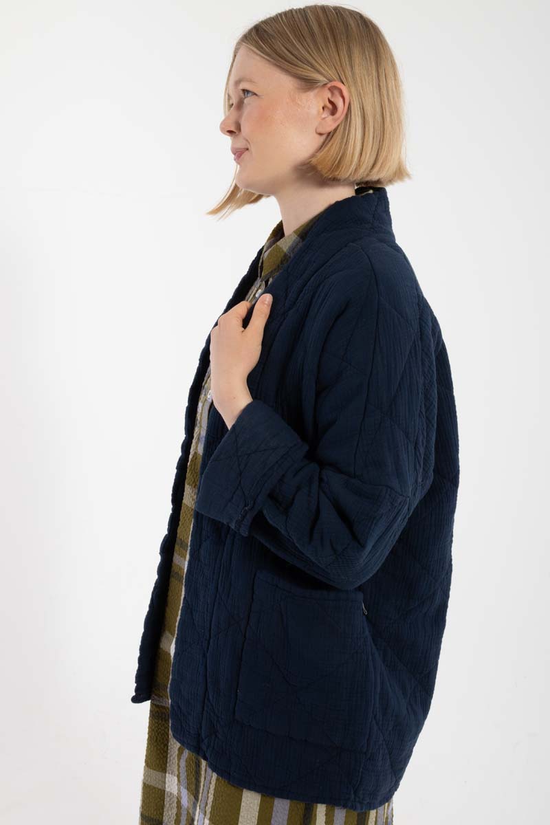 Smuk quiltet jakke i mørk navyblå til kvinder
