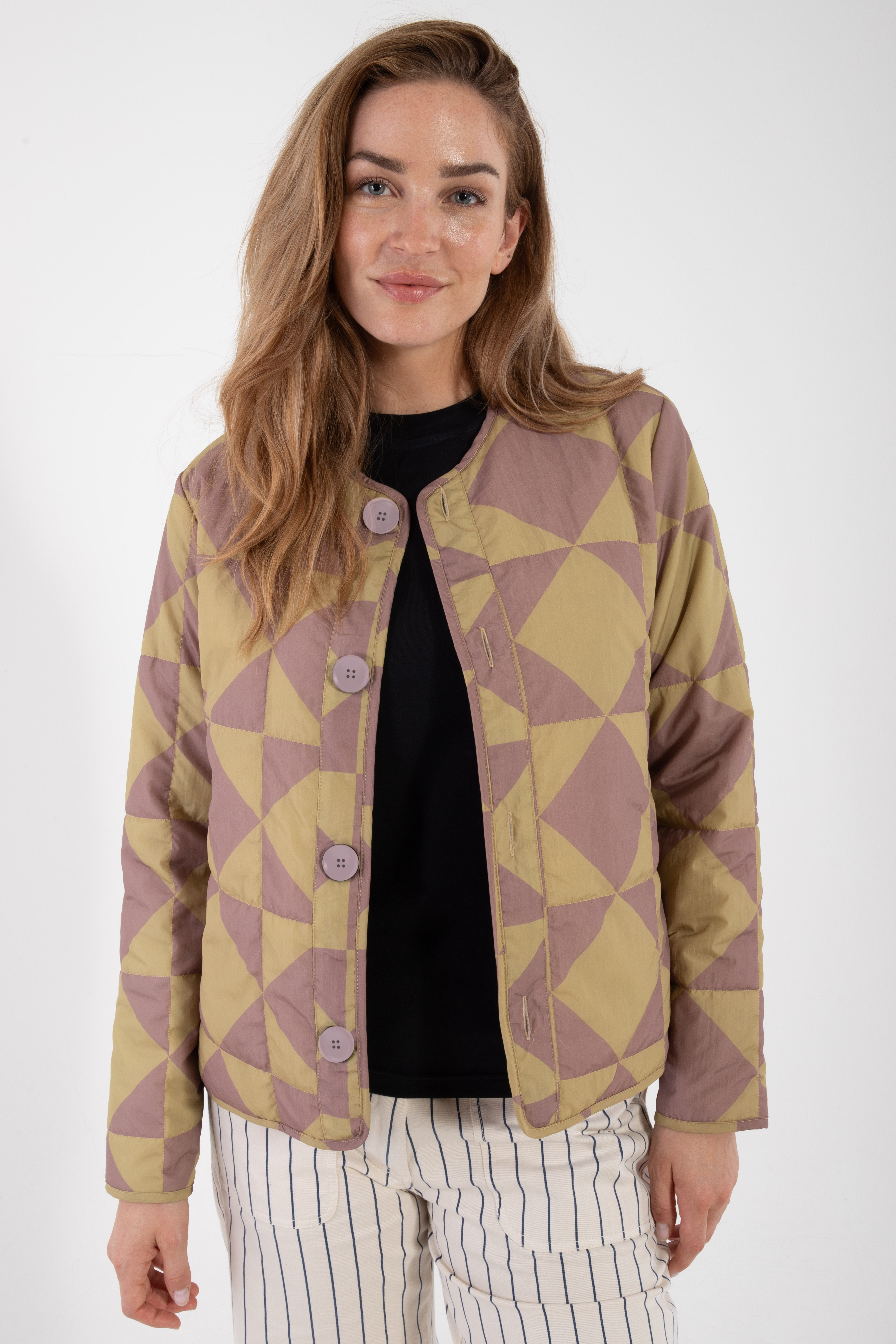 Fin quiltet termojakke med geometrisk mønster i beige og rosa til kvinder