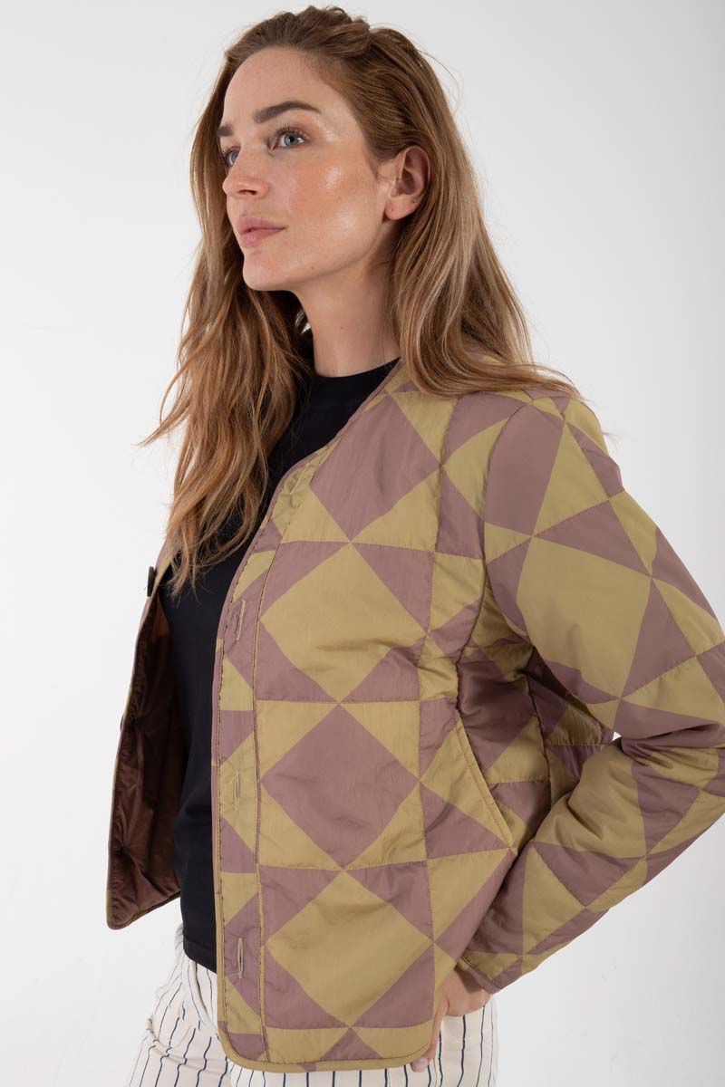 Fin quiltet termojakke med geometrisk mønster i beige og rosa til kvinder