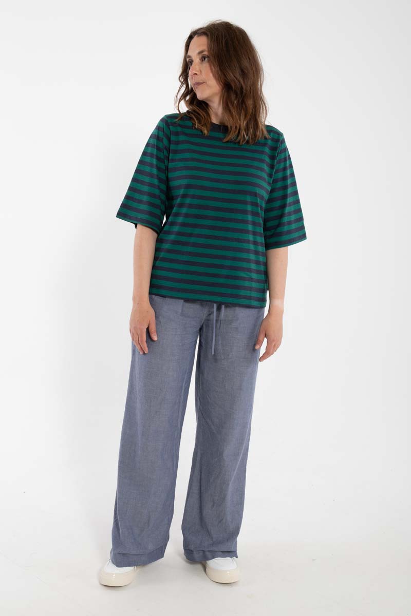 Fin t-shirt med grønne og blå striber, rund hals og lidt længere ærmer til kvinder