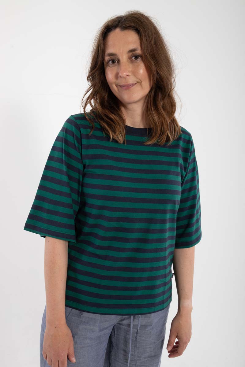 Fin t-shirt med grønne og blå striber, rund hals og lidt længere ærmer til kvinder