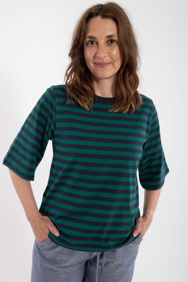 Fin t-shirt med grønne og blå striber, rund hals og lidt længere ærmer til kvinder