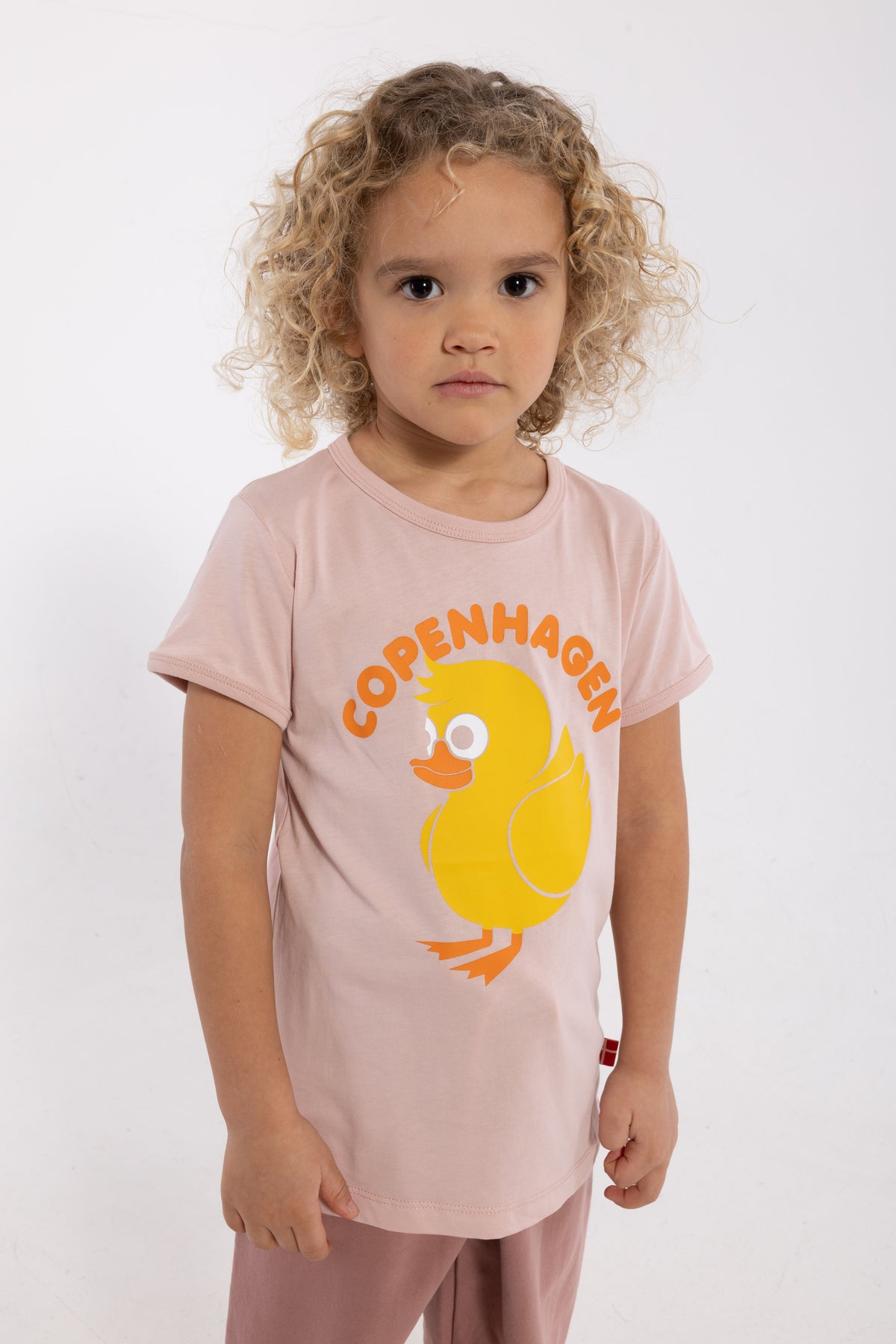 Sød lysrosa t-shirt i bomuld til børn med print af and