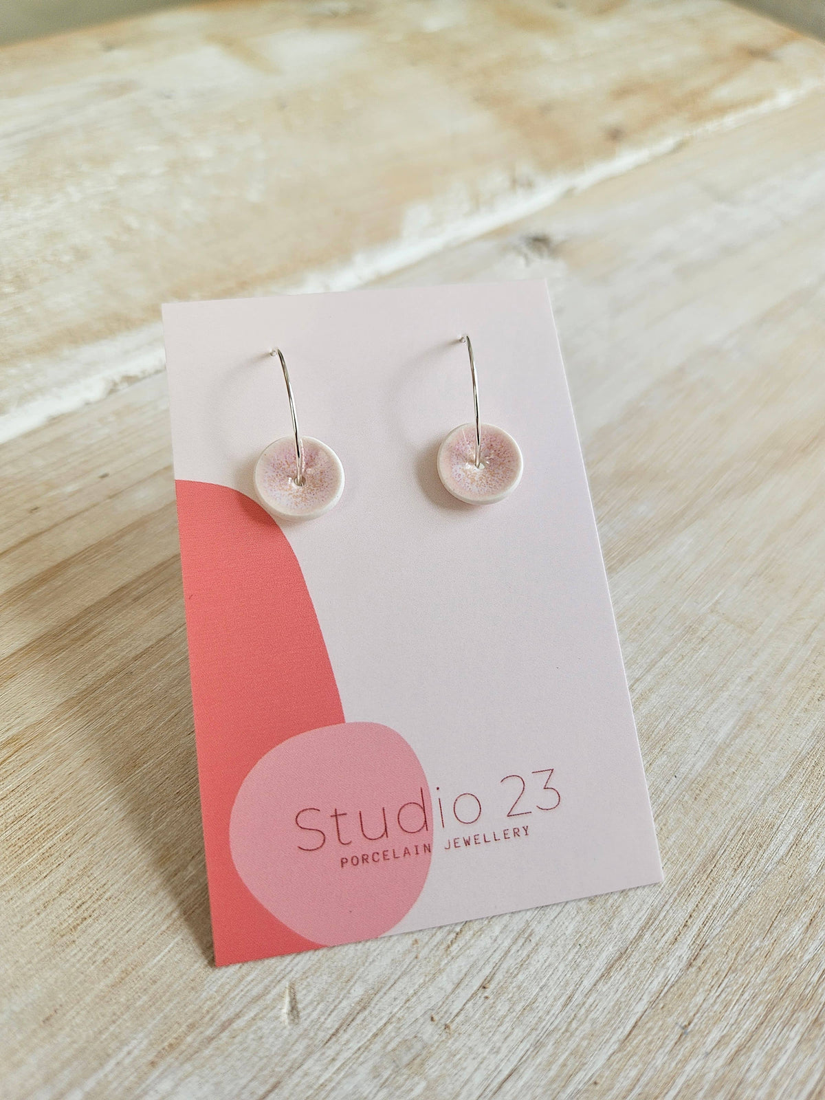 Paar gebogener Tropfenohrringe: Blush Pink