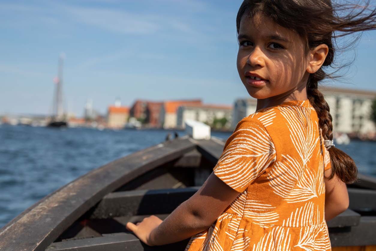 Lille pige med en gul kjole