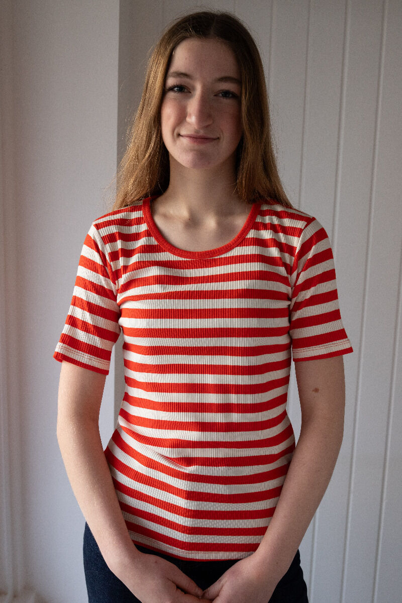 Lækker t-shirt med røde og hvide striber til kvinder