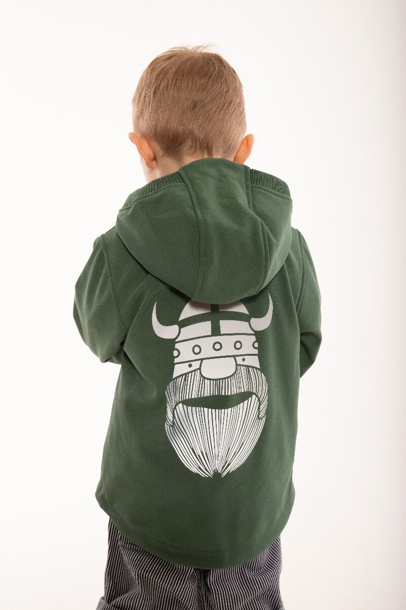 Lille dreng med grøn softshell jakke på