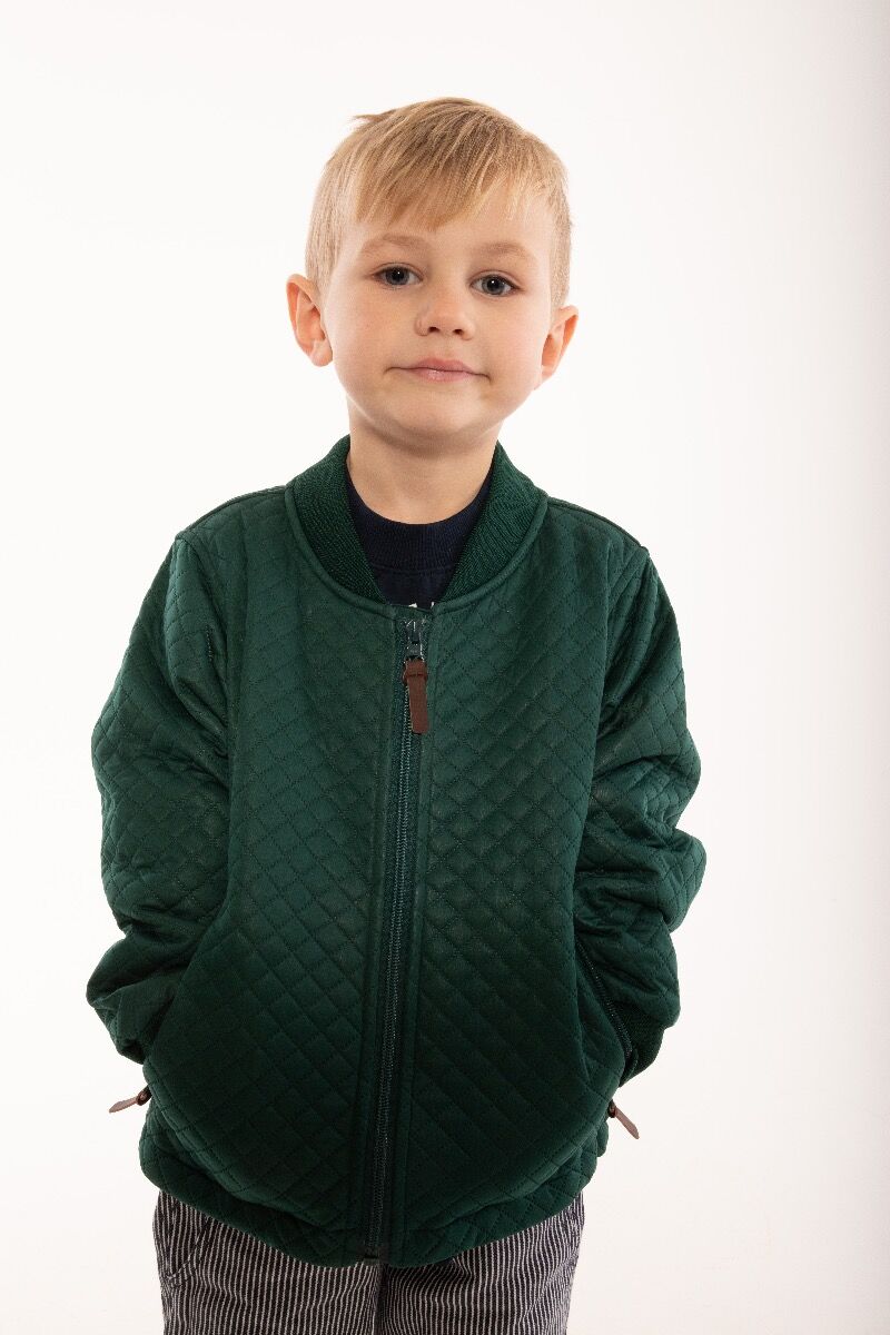 Lille dreng iført en termojakke