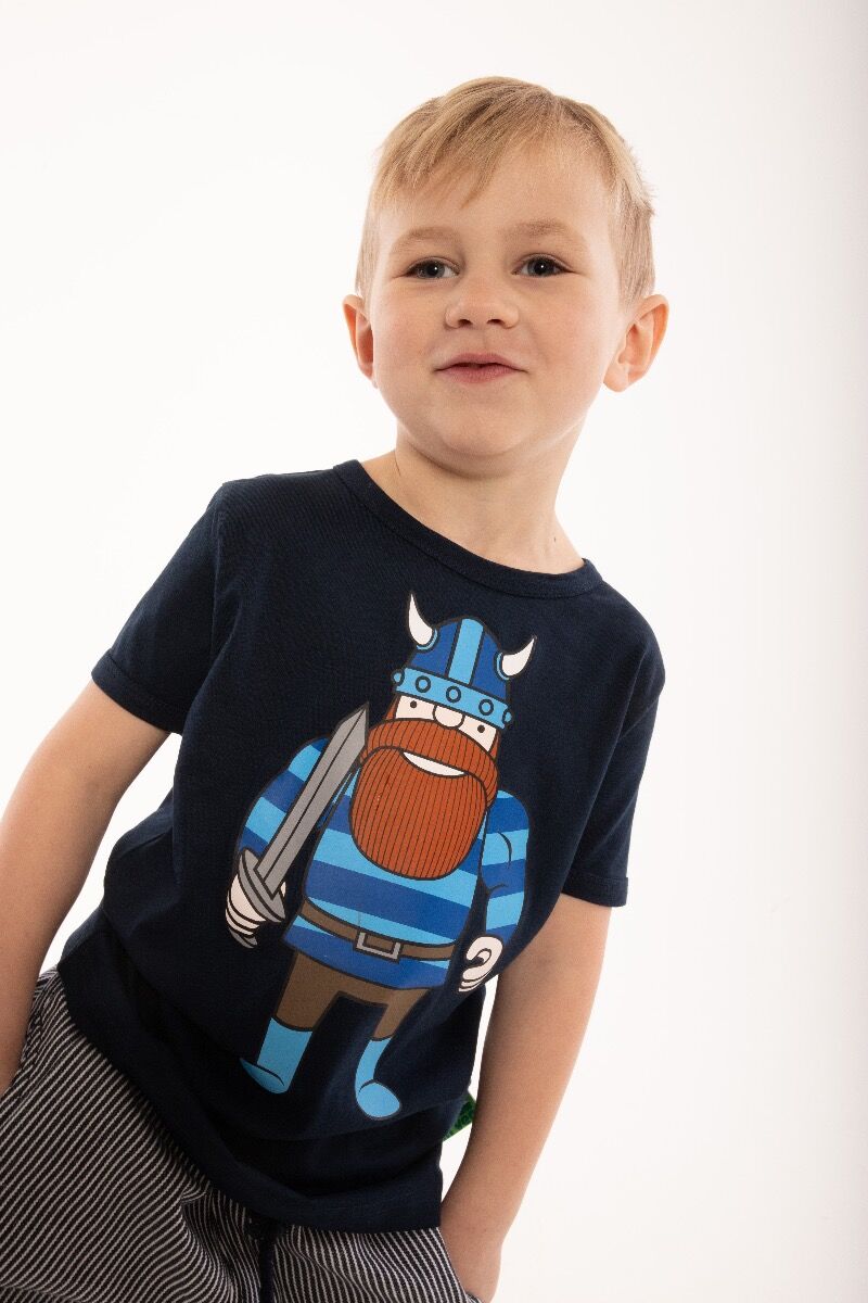 Sød navyblå t-shirt i bomuld til børn med print af vikingen Erik