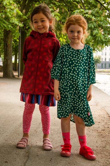 To små piger med Danefæ tøj på