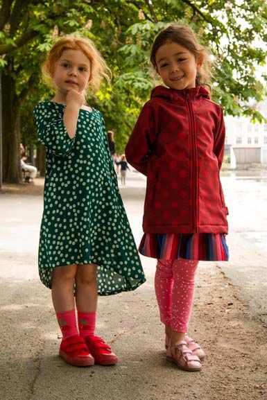 To små piger med Danefæ tøj på