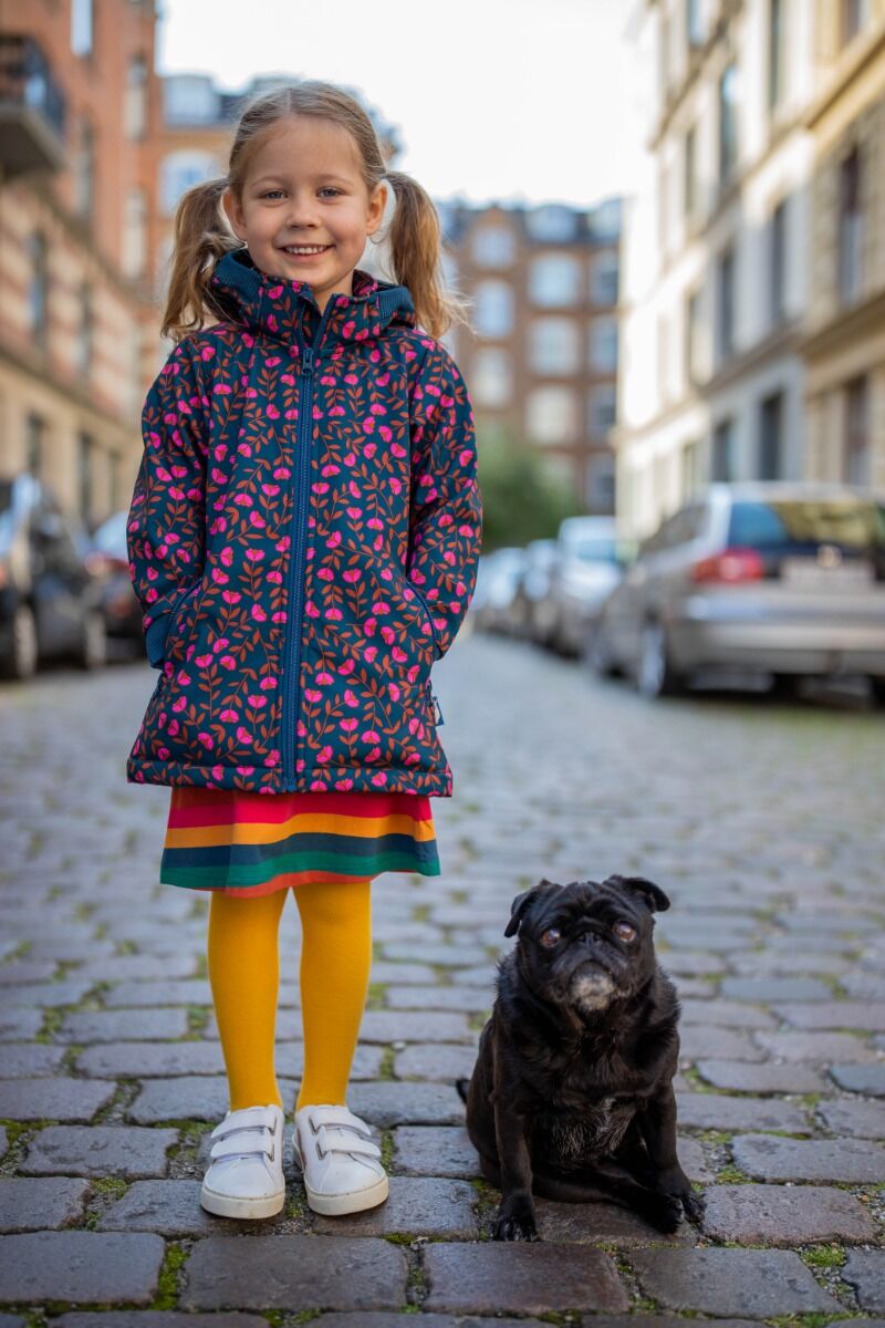 Lille pige med en Danefæ softshell jakke på