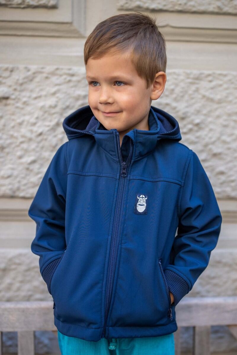 Lille dreng med blå softshell jakke på