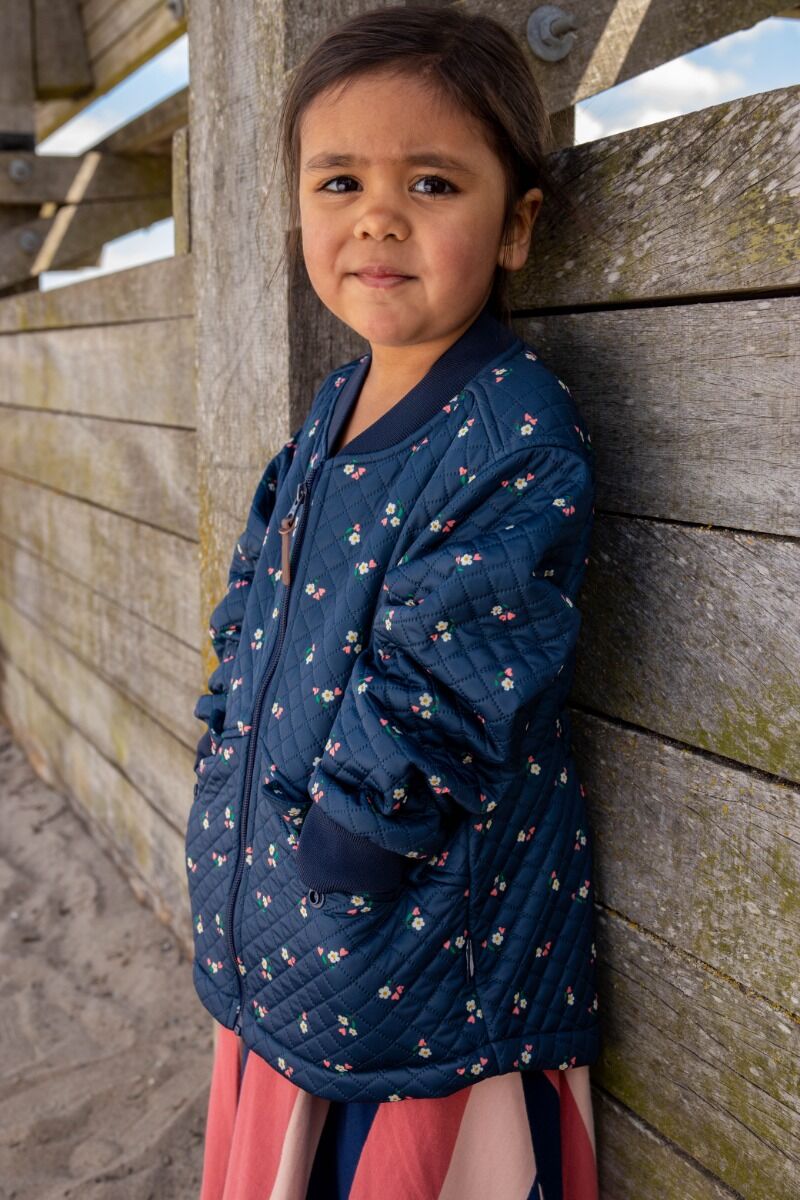 Lille pige med en termojakke