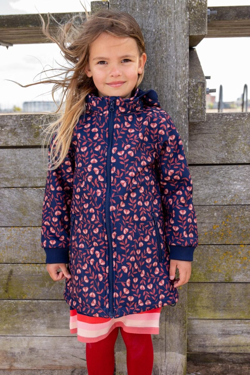 Lille pige med Danefæ softshell jakke på