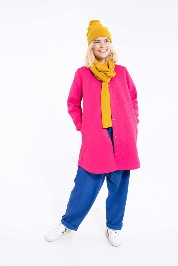 Model med lang pink termojakke på