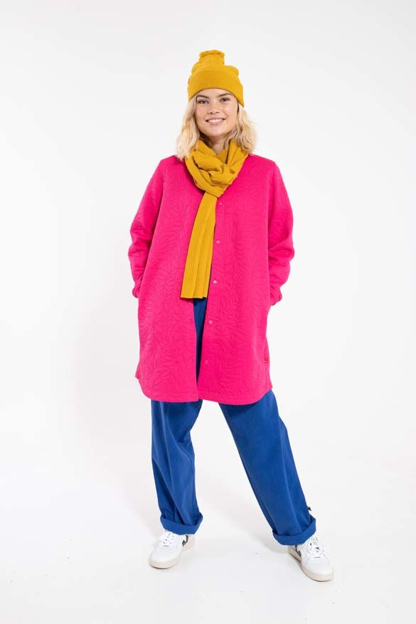 Model med lang pink termojakke på