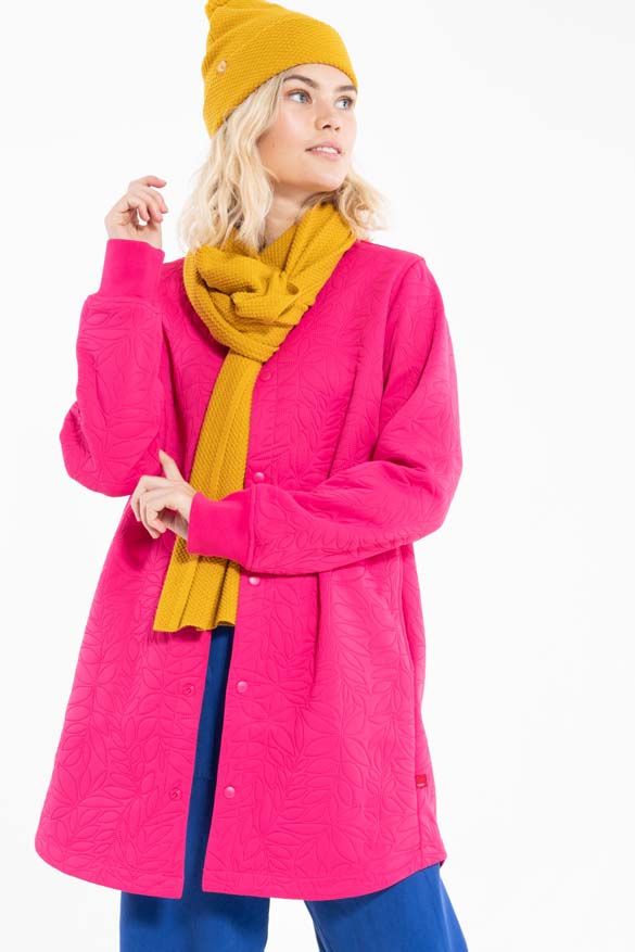 Model med lang pink termojakke på