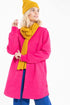 Model med lang pink termojakke på