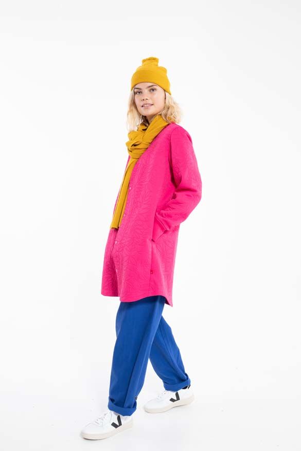 Model med lang pink termojakke på