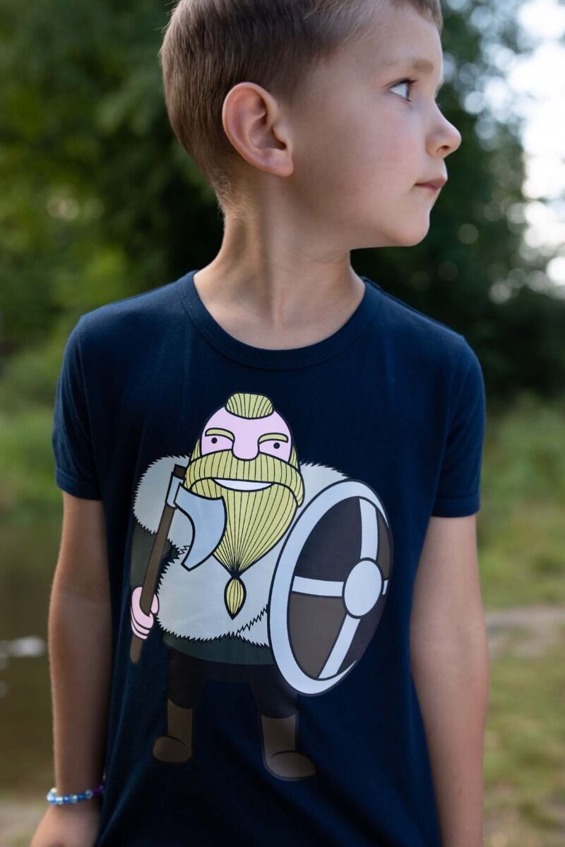 Sød navyblå t-shirt i bomuld til børn med print af vikingen Harald