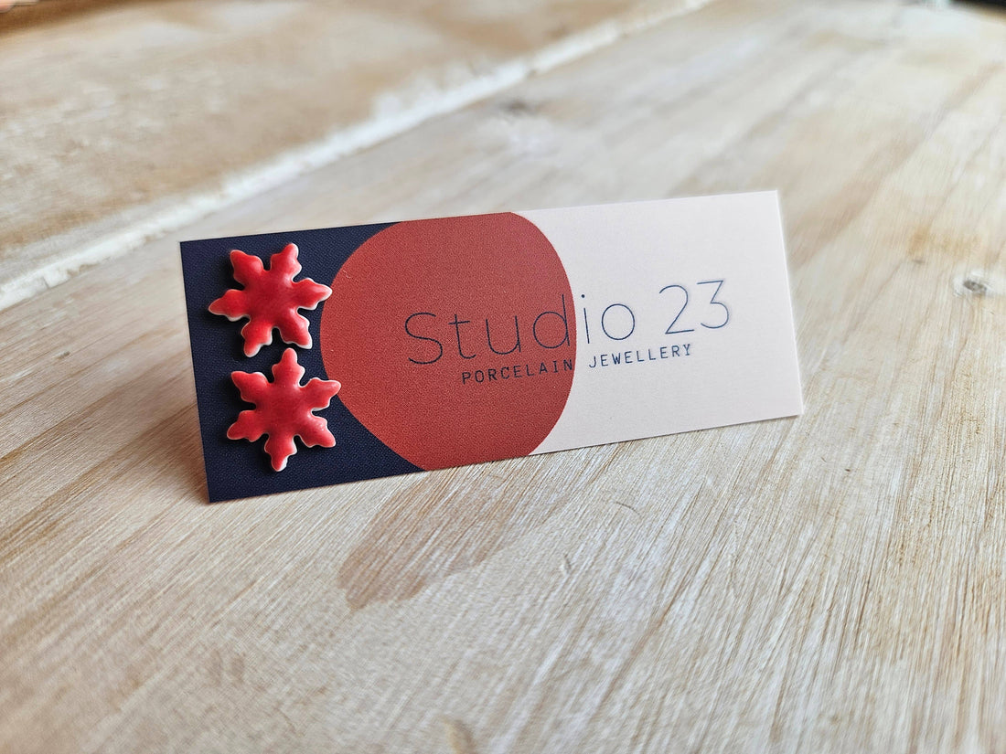 Fine snefnugformede ørestikker i porcelænsler og smuk rød fra Studio 23 Ceramics