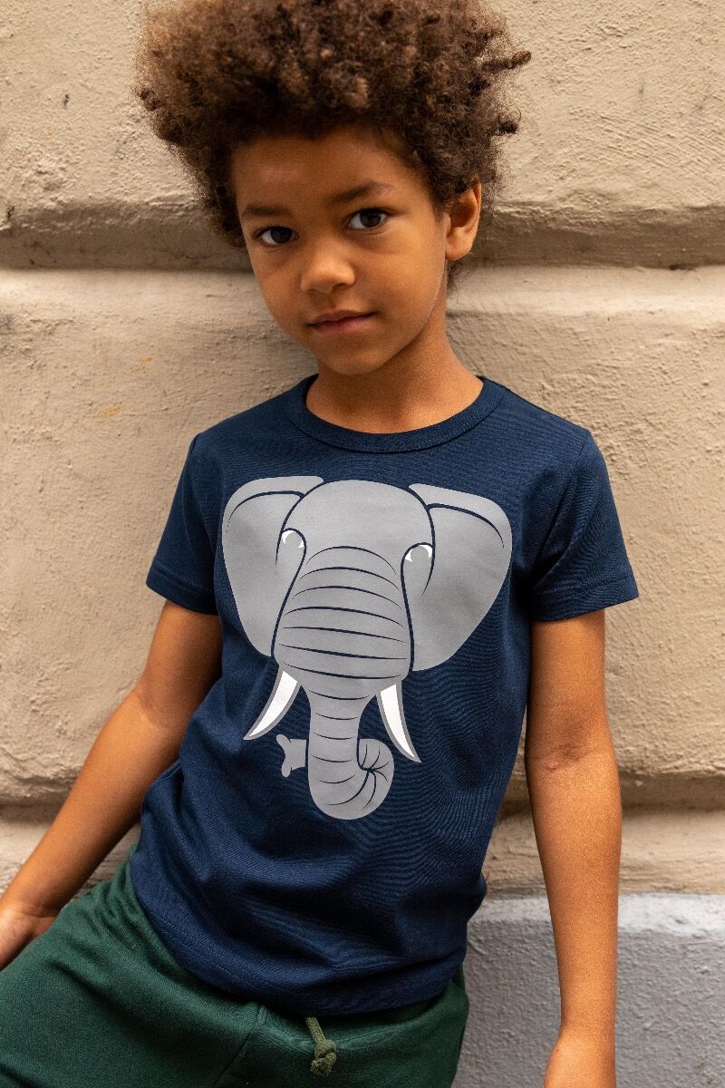 Sød kortærmet t-shirt til børn med print af elefant