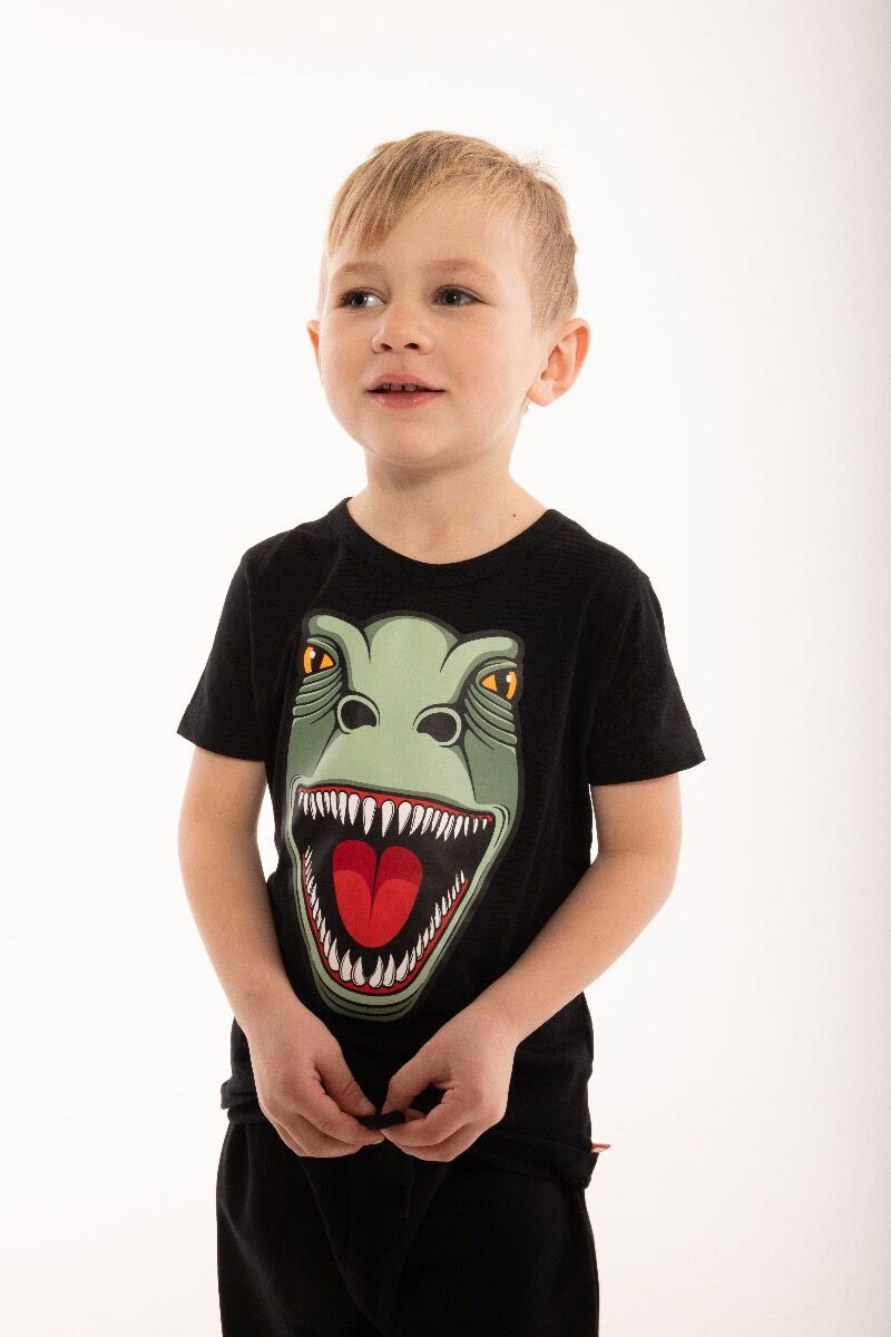 Sort t-shirt til børn med print af en sej t-rex