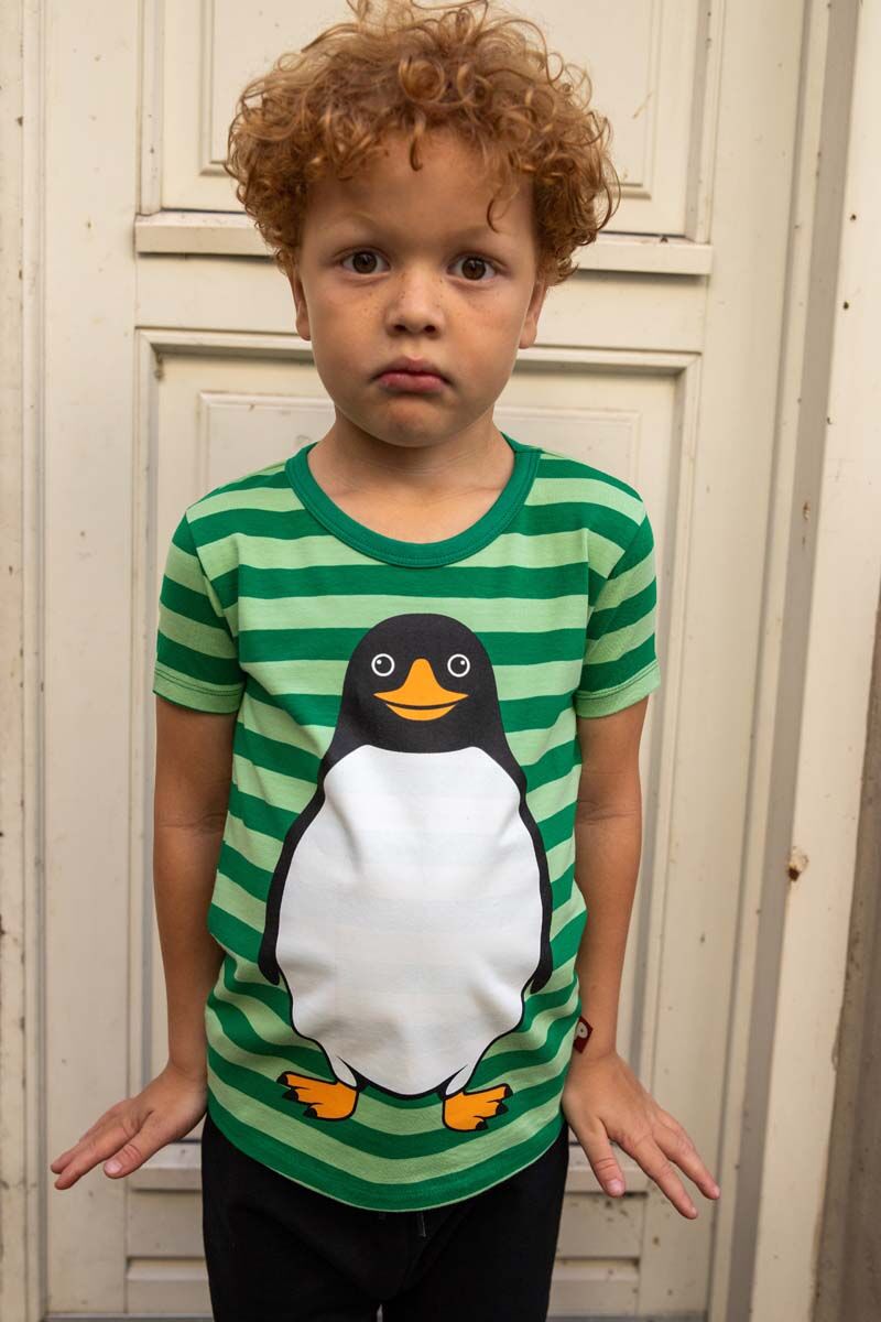 T-shirt til børn med pingvin