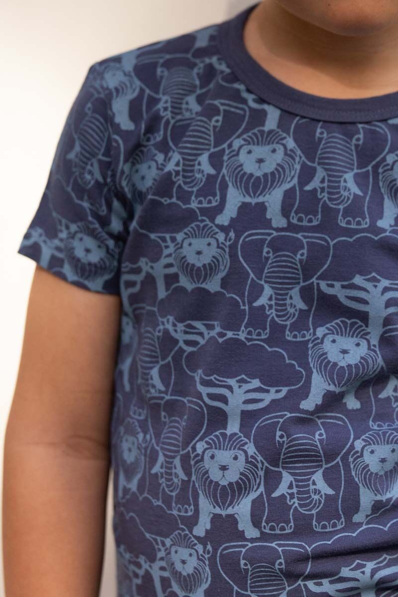 Dyrgrowl Tee AOP/STRIB Grey Marine/Porcelaine SAVANNE