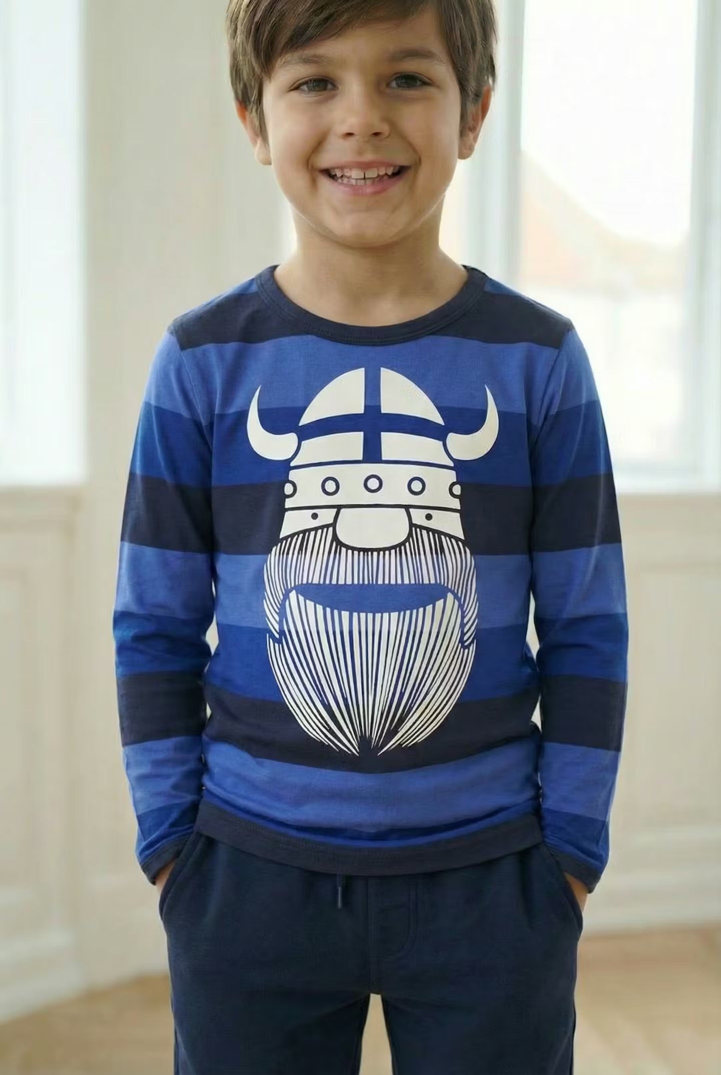 Sød langærmet bluse i bomuld med blå striber og print af viking til børn
