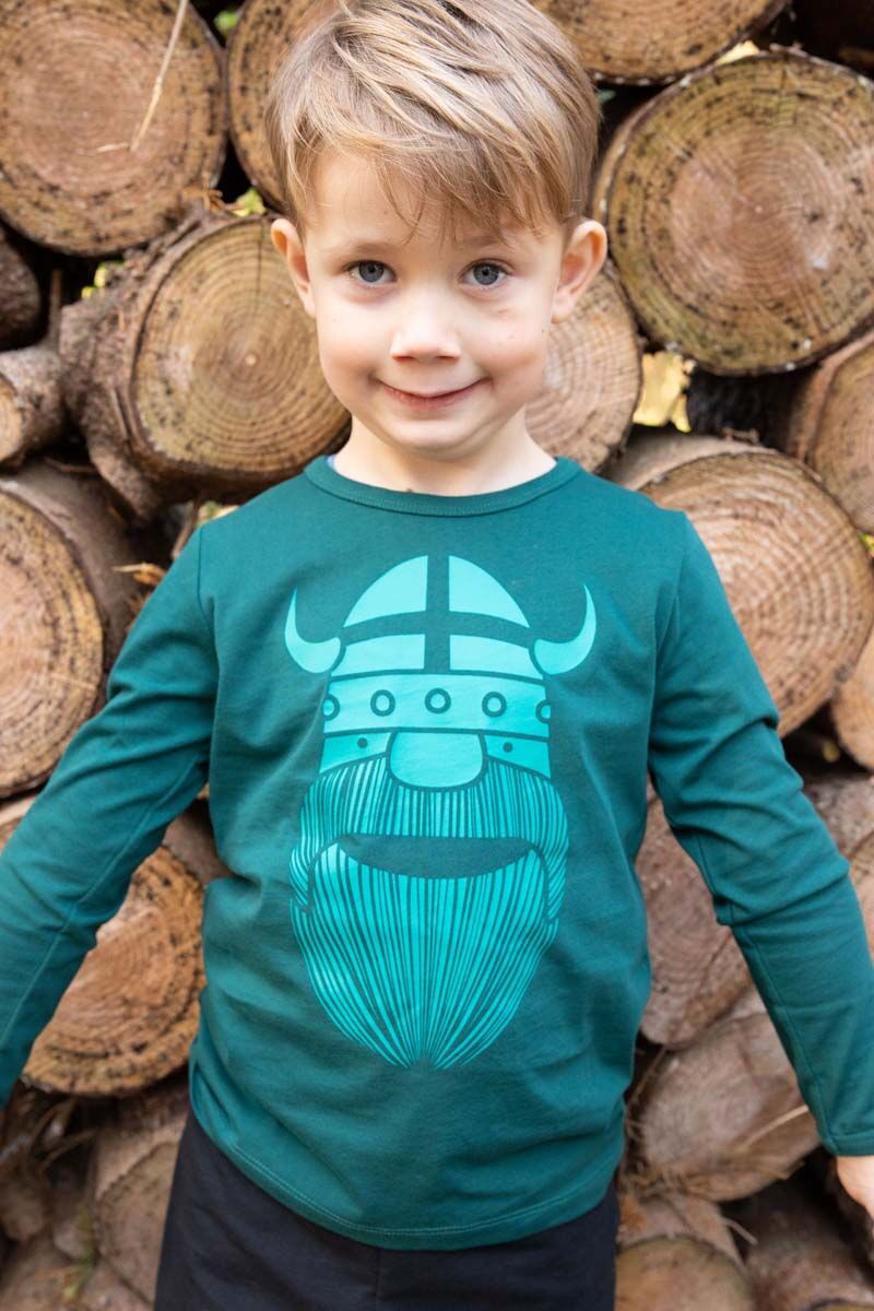 Fin langærmet bluse med print af vikingen Erik til børn