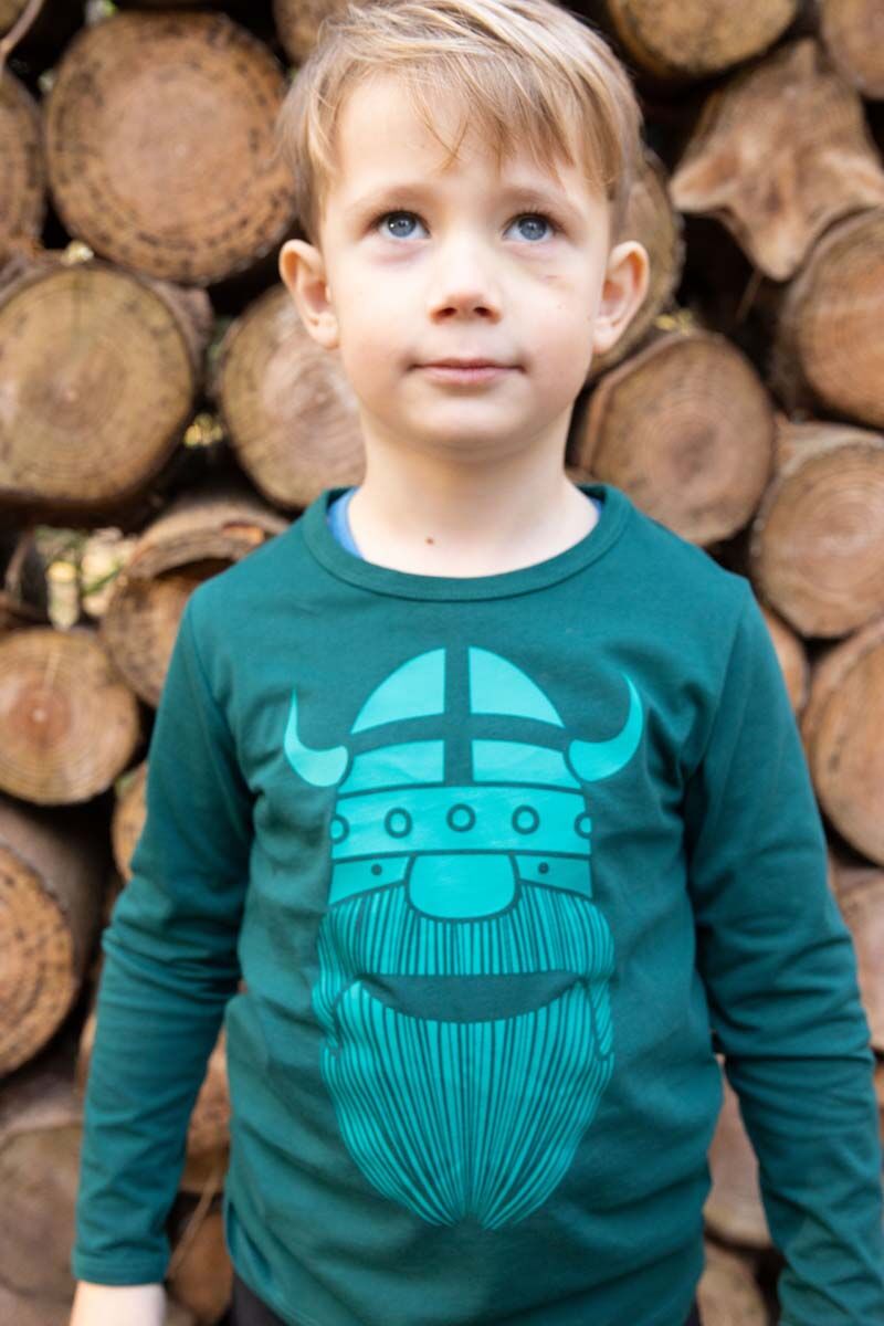 Fin langærmet bluse med print af vikingen Erik til børn