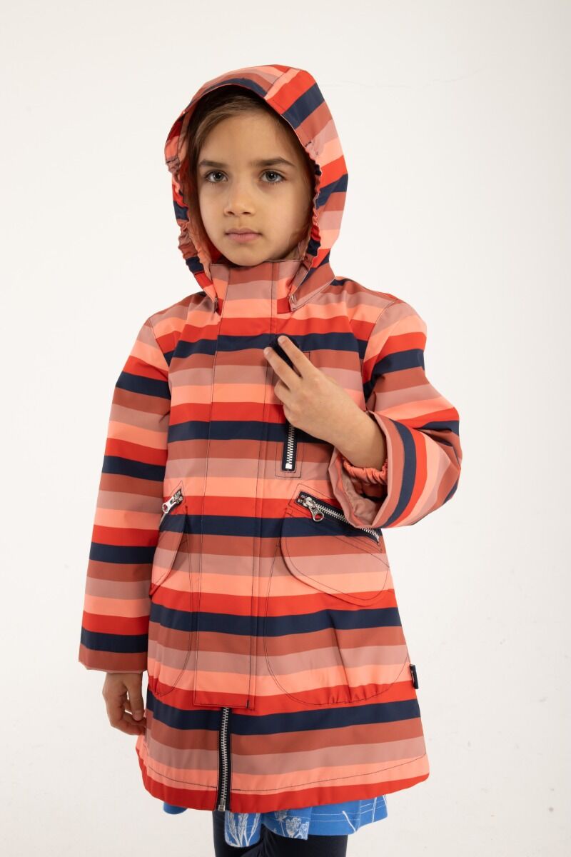 Lille pige i stribet regnfrakke med hætten oppe