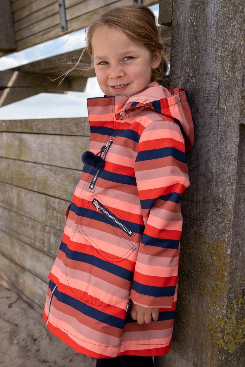 Lille pige med stribet regnfrakke