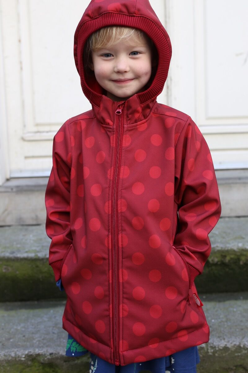 Lille pige med en Danefæ softshell jakke på