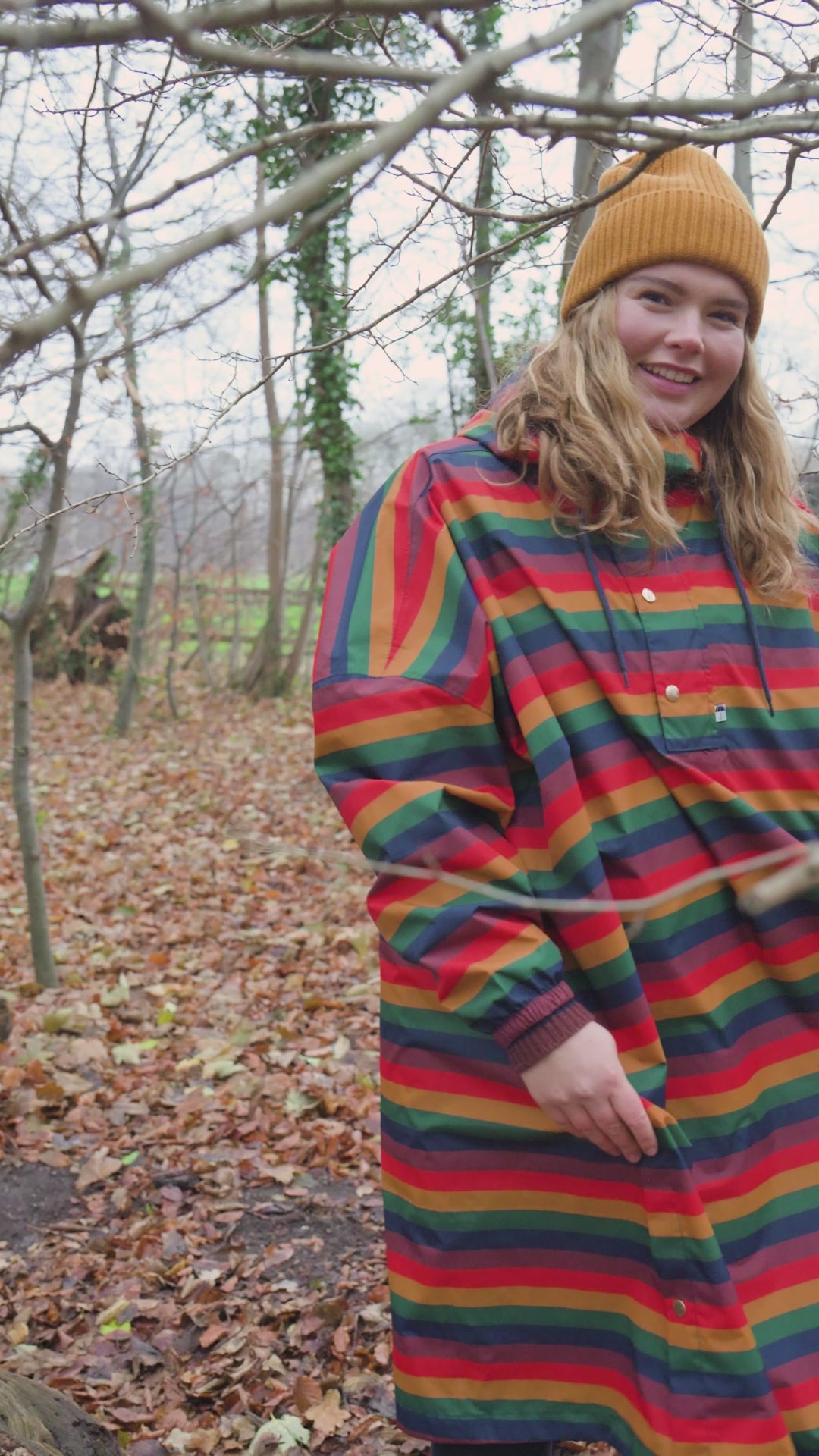 Regnponcho med striber