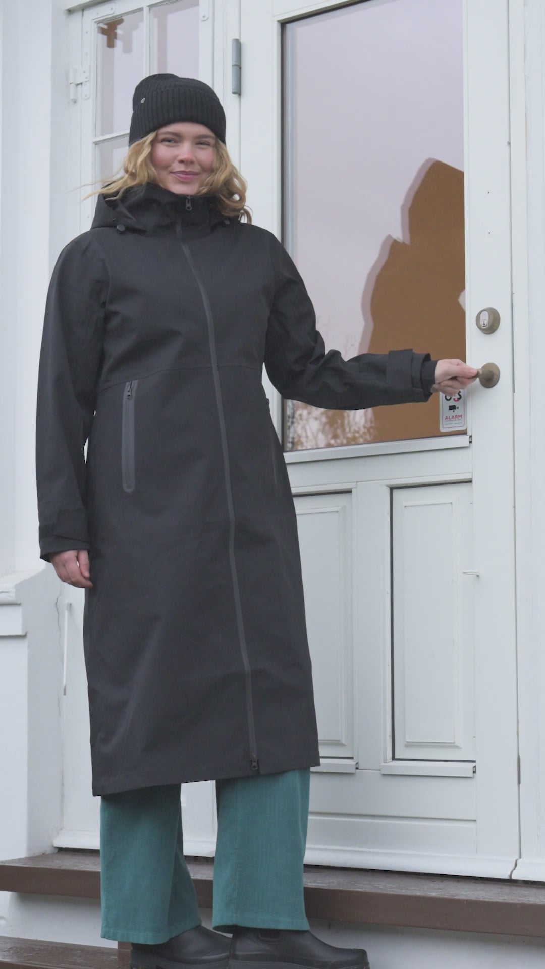 Lang regnfrakke til kvinder i sort