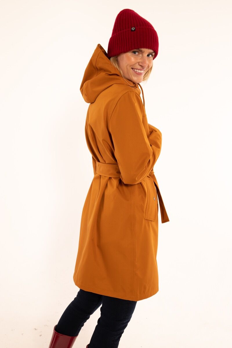 Vandtæt regnfrakke i okker til kvinder