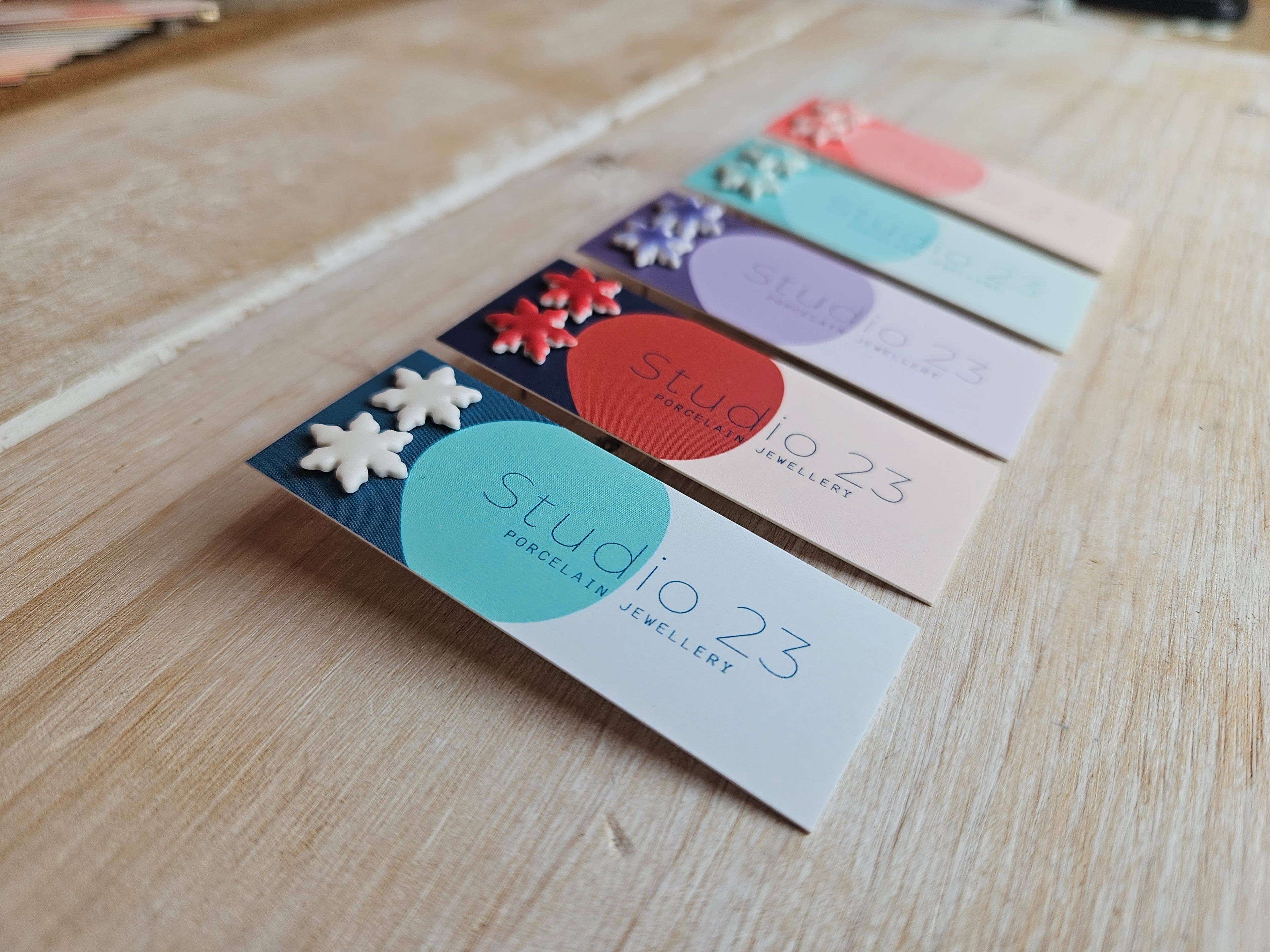 Fine snefnugformede ørestikker i porcelænsler fra Studio 23 Ceramics