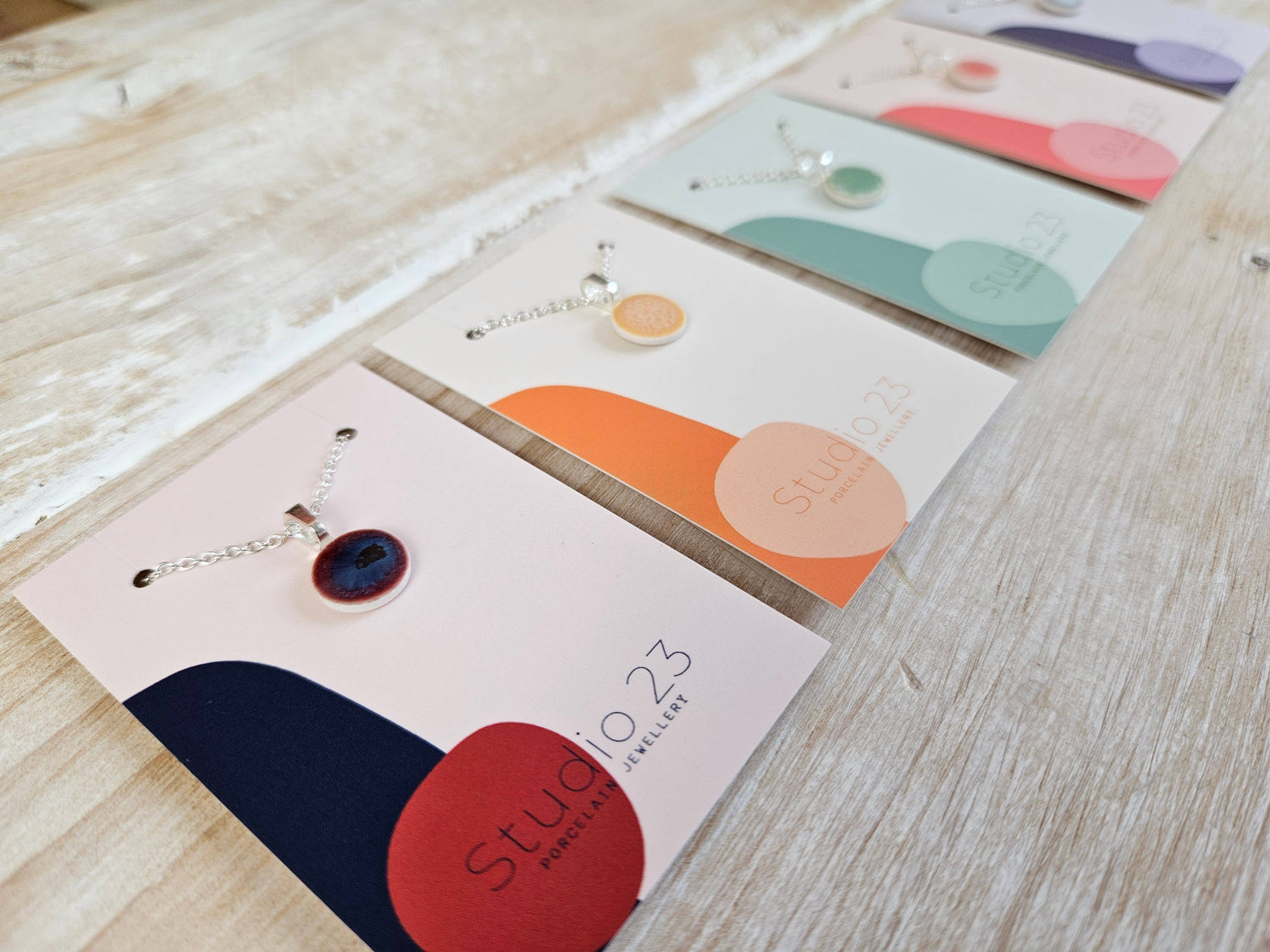 Fine halskæder med runde porcelænsvedhæng fra Studio 23 Ceramics