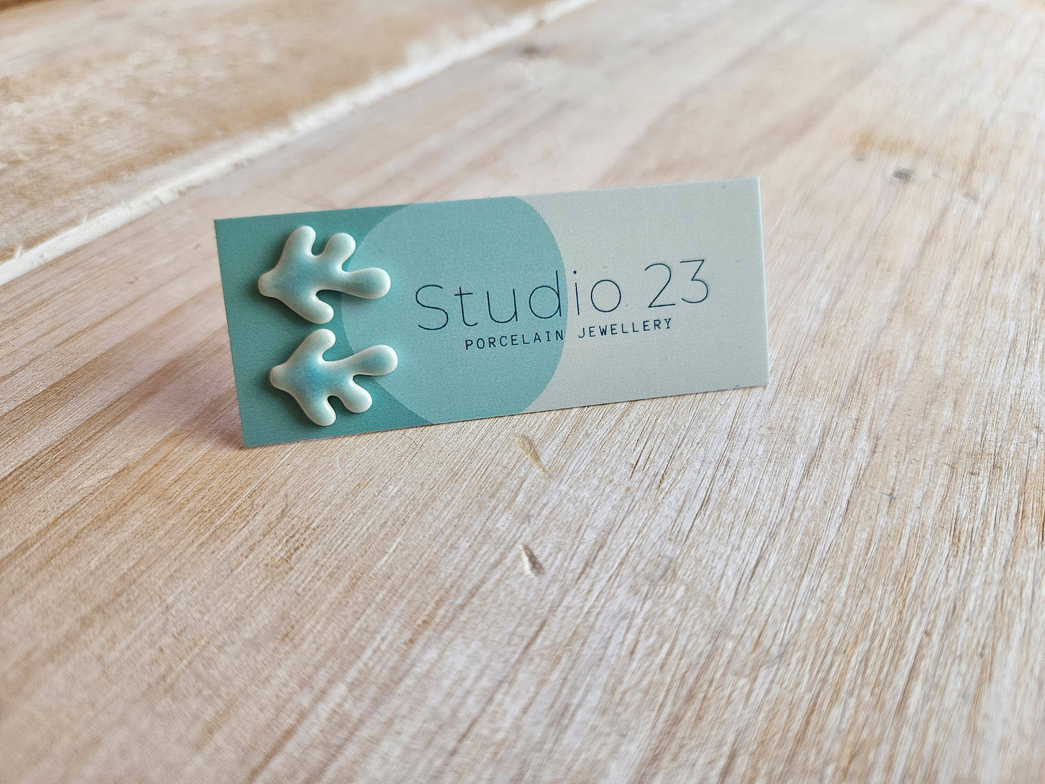 Fine koralformede ørestikker i porcelænsler og smuk turkis farve fra Studio 23 Ceramics