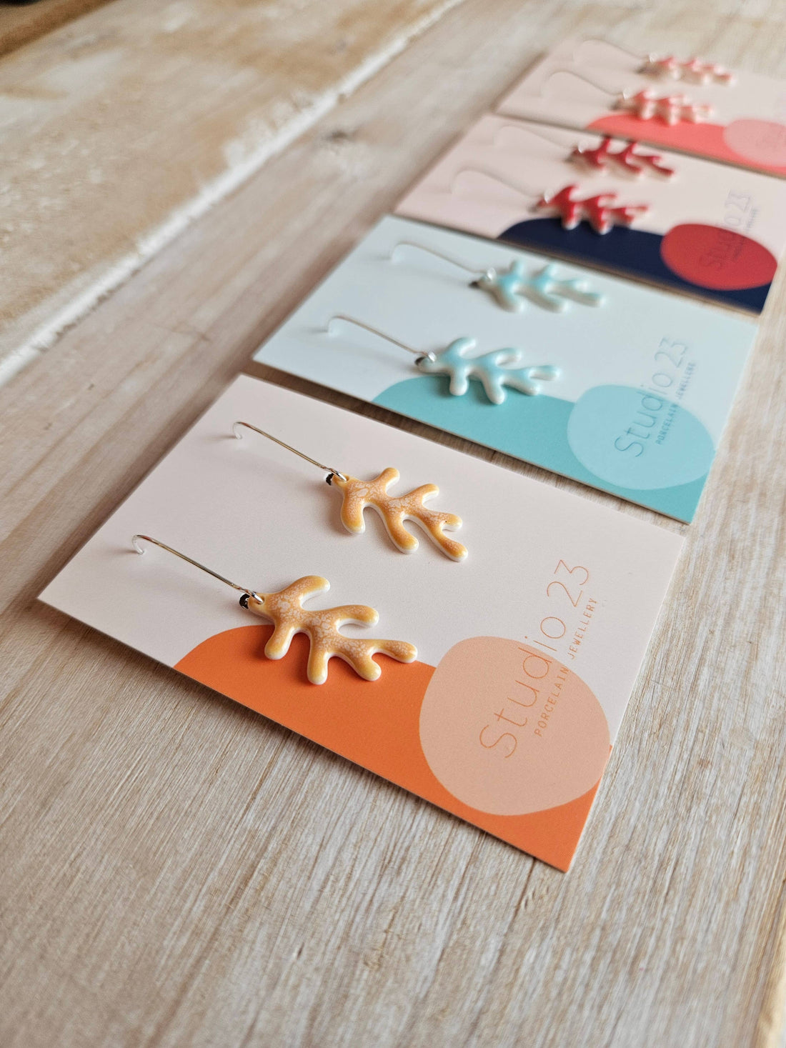 Fine koralformede øreringe i porcelænsler fra Studio 23 Ceramics