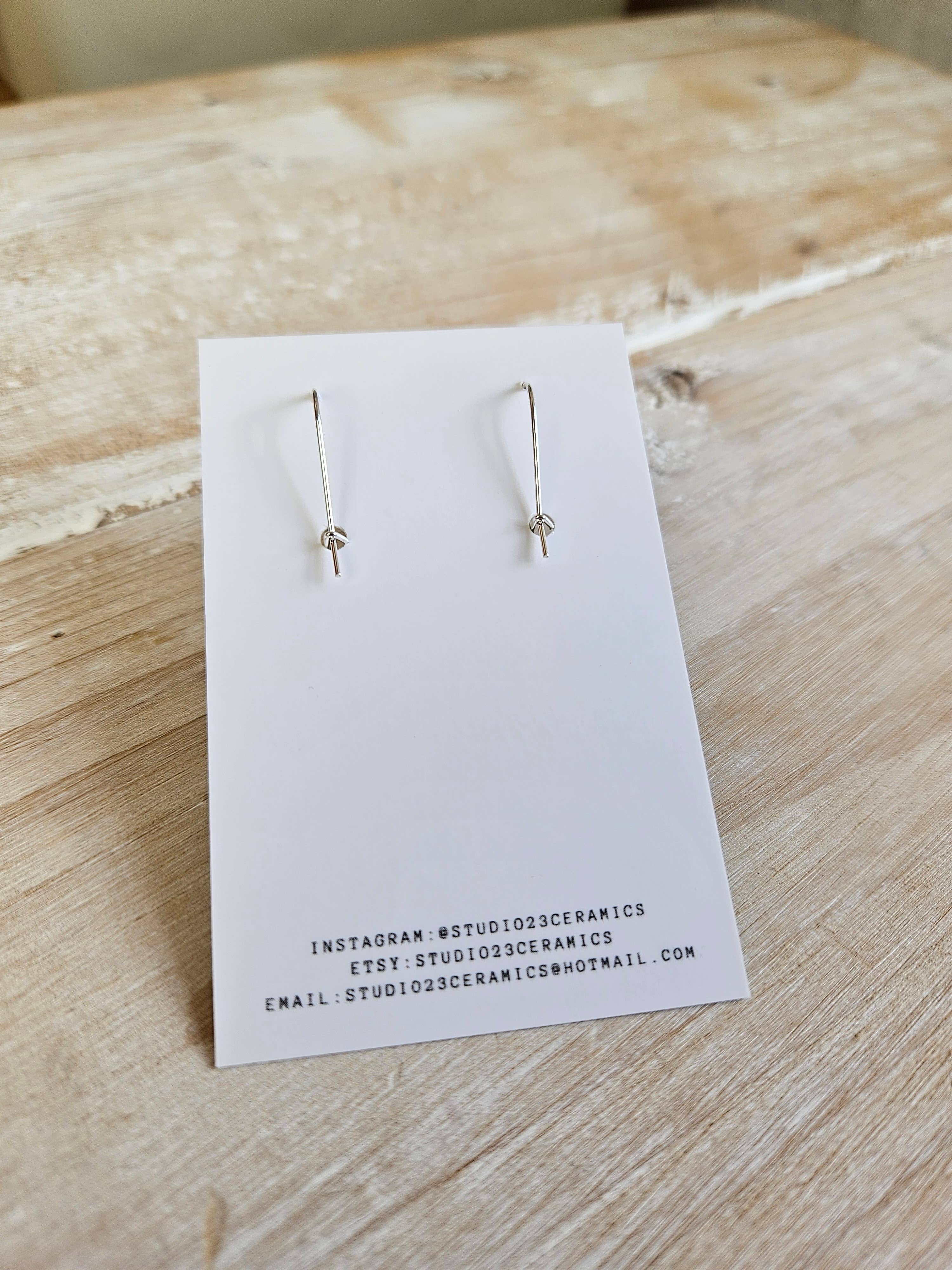 Fine ovale øreringe i porcelænsler fra Studio 23 Ceramics