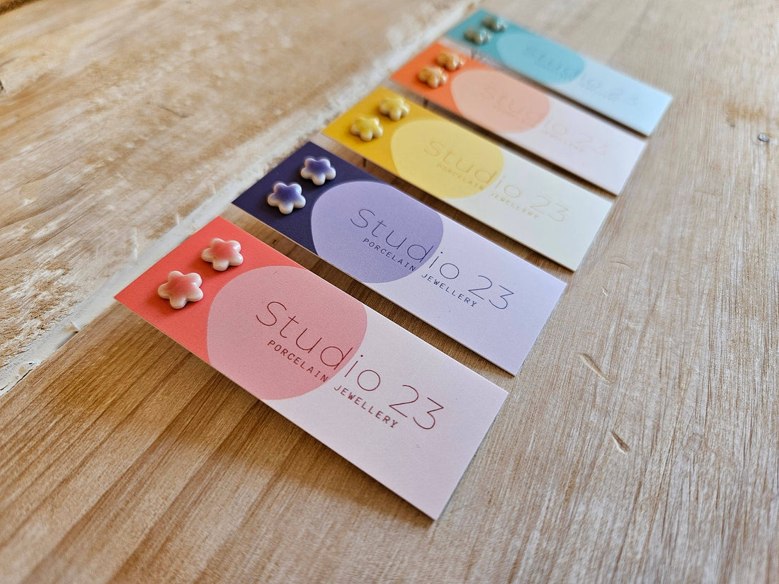 Fine blomsterformede ørestikkere i porcelænsler fra Studio 23 Ceramics