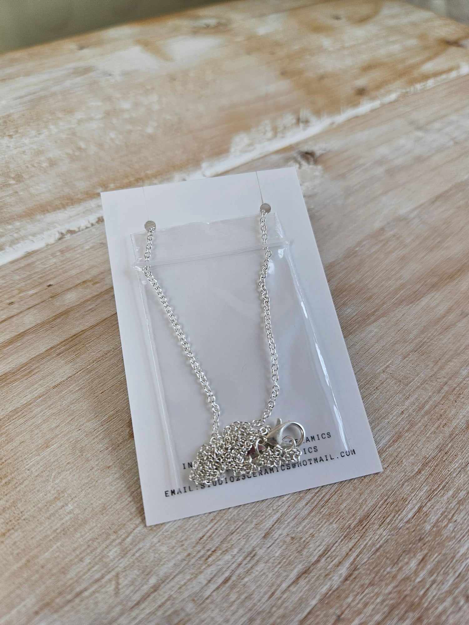 Fine halskæder med runde porcelænsvedhæng fra Studio 23 Ceramics