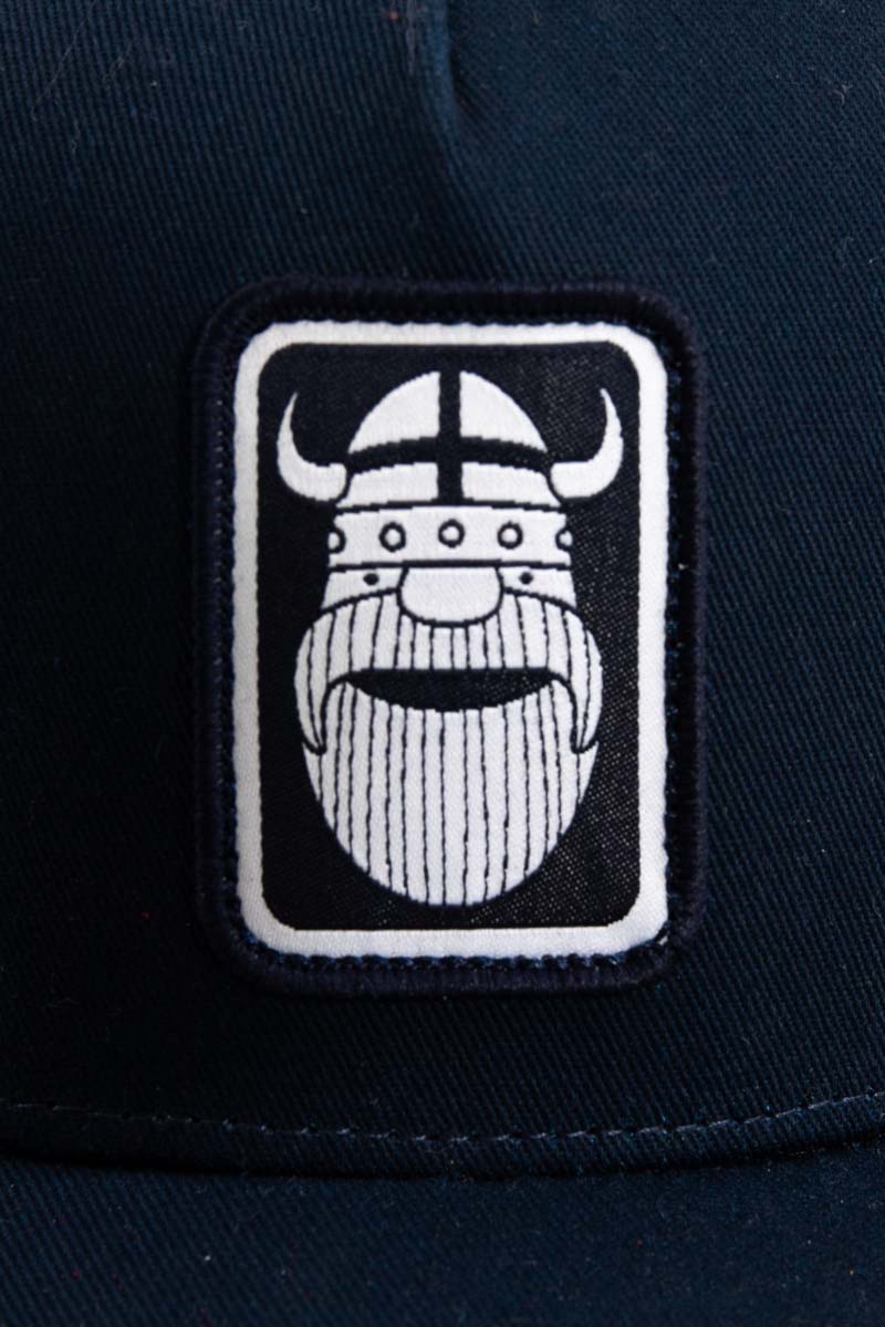 Fin navyblå kasket i bomuldstwill til børn med motiv af vikingen Erik