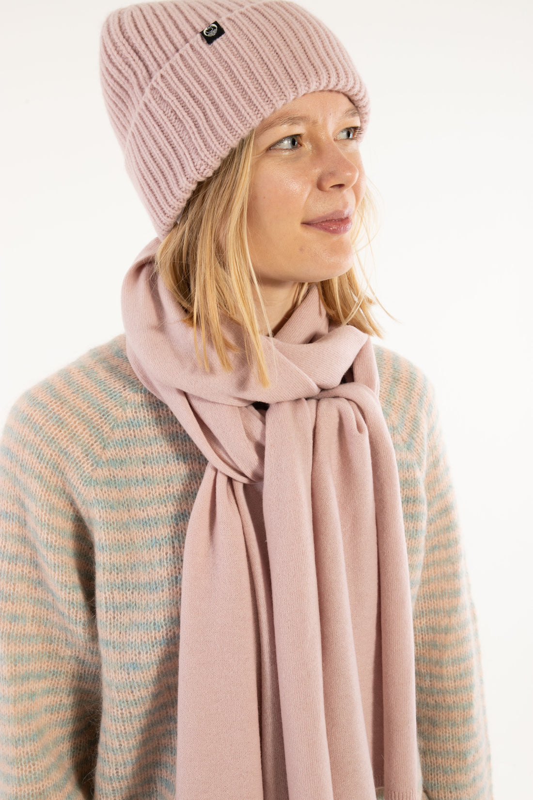 Danebundle-up Merino Scarf Powder Pink